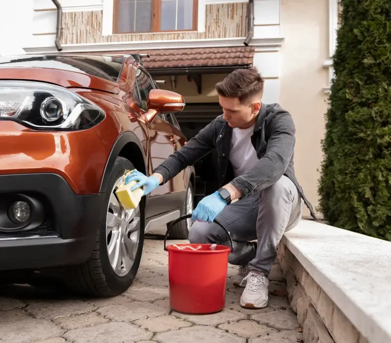 Lavage auto à domicile Montigny-la-Resle : professionnel intervenant sur un véhicule